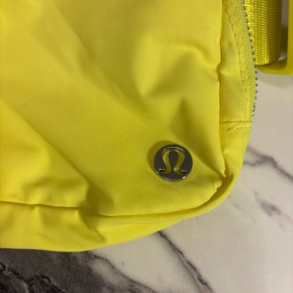 Lululemon Everywhere Belt Bag 1L – Neon Yellow - Picture 2 of 2